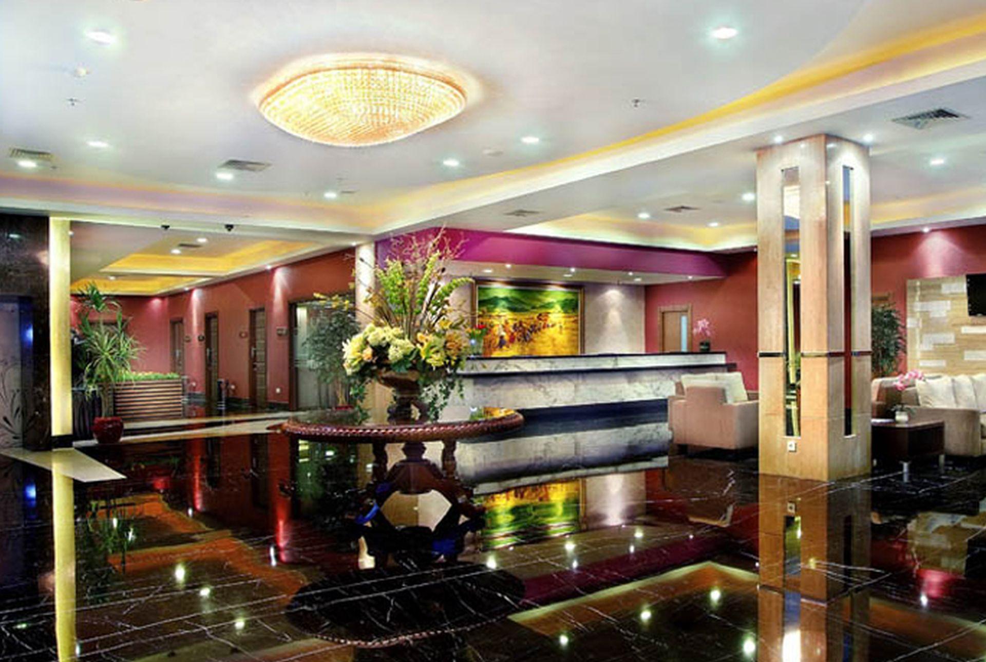 Royal Palm Hotel & Conference Center Cengkareng Giacarta Esterno foto
